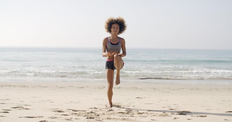 海滩的年轻体育妇女