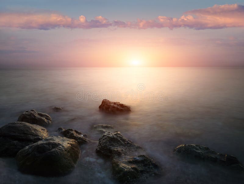 海上日出的惊艳风景 色彩缤纷的晨间景观,壮观的天空、海景和岩石 长曝光图像 希腊 梅迪特 库存图片 海上日出的惊艳风景 色彩缤纷的晨间景观,壮观的天空、海景和岩石 长曝光图像 希腊 梅迪特 库存图片