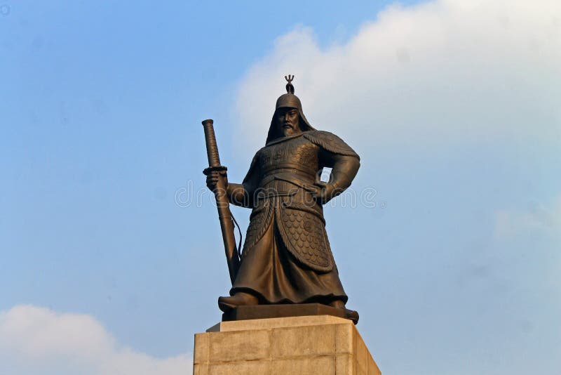 海军上将李善信在首尔广和门广场库存照片. 图片包括有旅途, 横向
