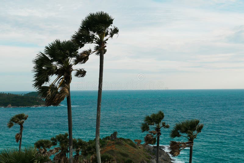海岸和海的美好的自然日落风景顶视图问题的Promthep海角在普吉岛,泰国 图库摄影 海岸和海的美好的自然日落风景顶视图问题的Promthep海角在普吉岛,泰国 图库摄影