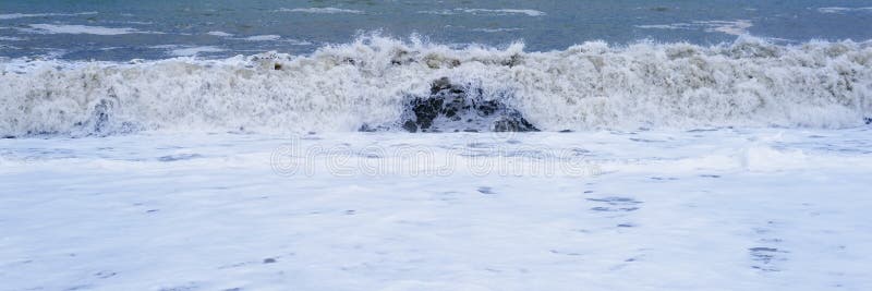 海波浪海浪 与很多海的美丽的蓝色波浪 免版税库存图片 海波浪海浪 与很多海的美丽的蓝色波浪 免版税库存图片
