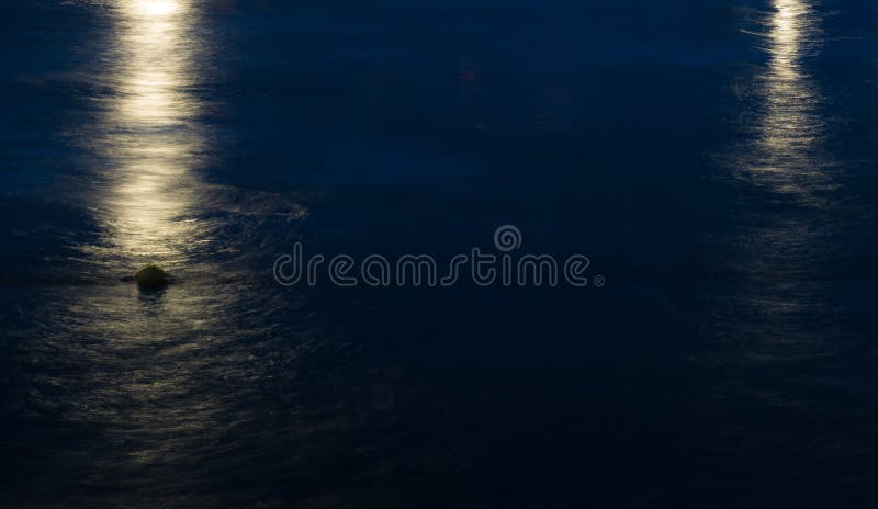 海波浪的夜视图 长的曝光图象 库存图片 海波浪的夜视图 长的曝光图象 库存图片