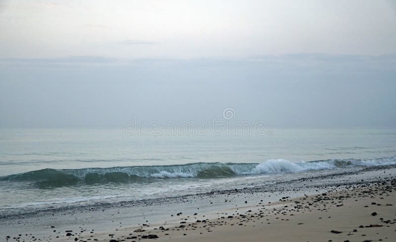 海洋 连续海浪在海滩挥动 清早在日出前的几分钟 免版税库存图片 海洋 连续海浪在海滩挥动 清早在日出前的几分钟 免版税库存图片