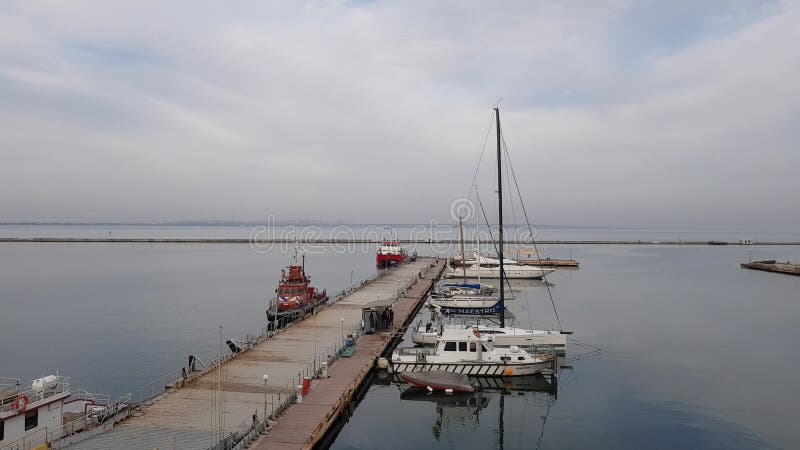 海港. 昂贵的游艇和消防艇停泊在码头. 海洋运输概念.
