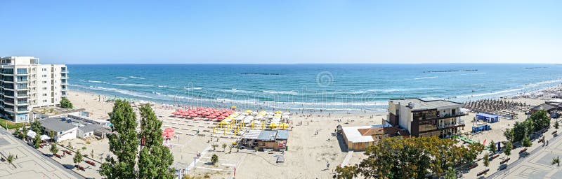 海滩有金黄沙子、阳伞、sunbeds、蓝色清楚的水、酒吧和旅馆的黑海 库存照片 海滩有金黄沙子、阳伞、sunbeds、蓝色清楚的水、酒吧和旅馆的黑海 库存照片