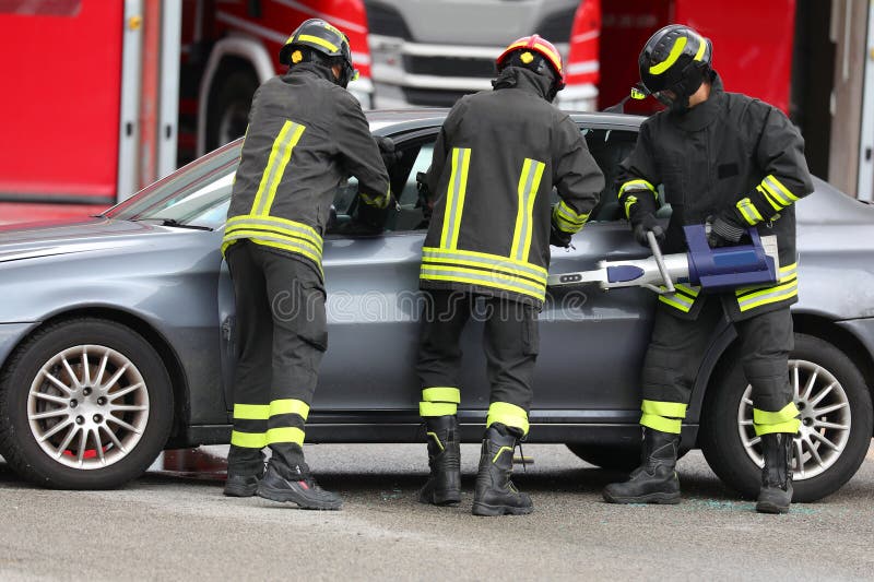 消防员使用液压剪切器切割汽车金属板后 免版税图库摄影
