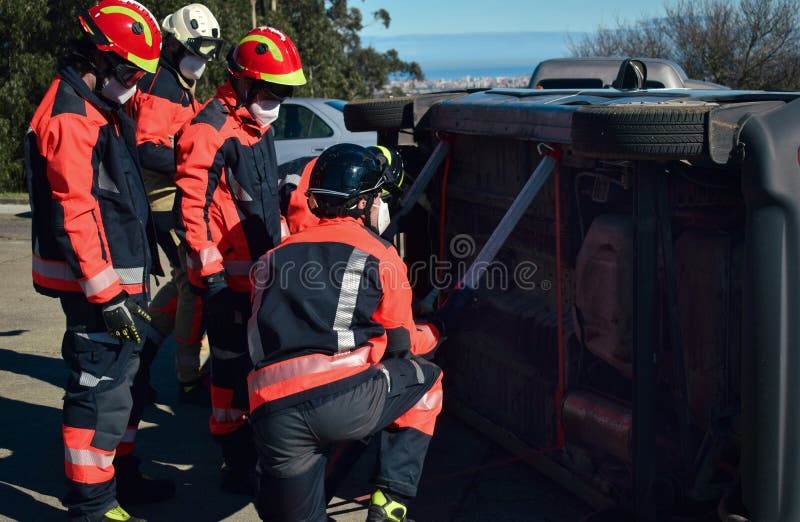 消防员在事故中从汽车中救出受害者 库存图片