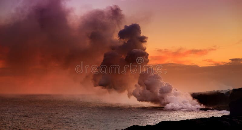 涌入海洋的熔岩创造巨大的毒烟在夏威夷` s Kilauea火山,火山国家公园,夏威夷 库存图片 涌入海洋的熔岩创造巨大的毒烟在夏威夷` s Kilauea火山,火山国家公园,夏威夷 库存图片