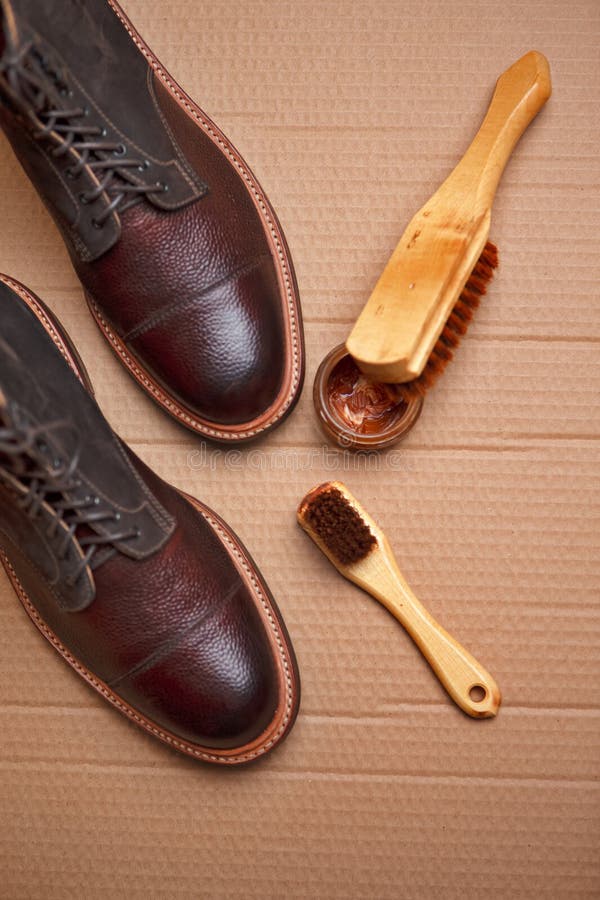 深棕色小牛皮带特制工具的深棕色小牛皮靴鞋清洗配件