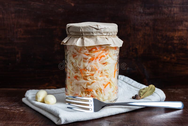 深色木质背景中的玻璃瓶中自制胡萝卜泡菜 发酵食品 腌制蔬菜 免版税库存照片 深色木质背景中的玻璃瓶中自制胡萝卜泡菜 发酵食品 腌制蔬菜 免版税库存照片