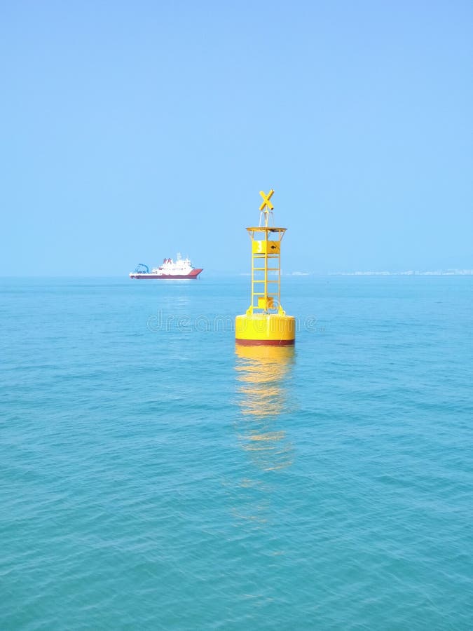 深蓝海中的黄色浮标