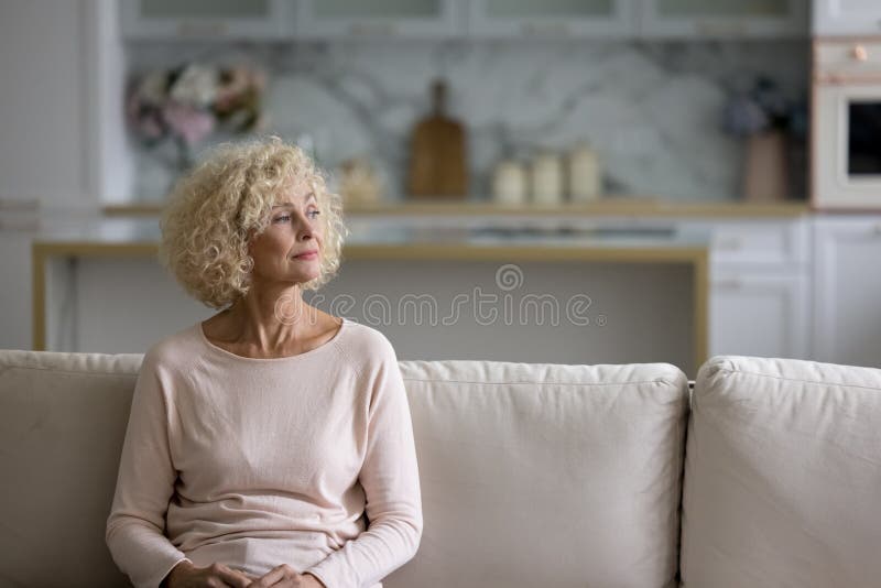 深邃的金发中年女性 免版税库存照片