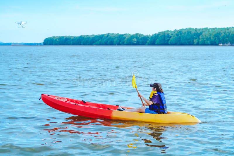 游客乘筏游览Bang Chan The No-，放松身心，划皮划艇，观看海上红鹰和红树林