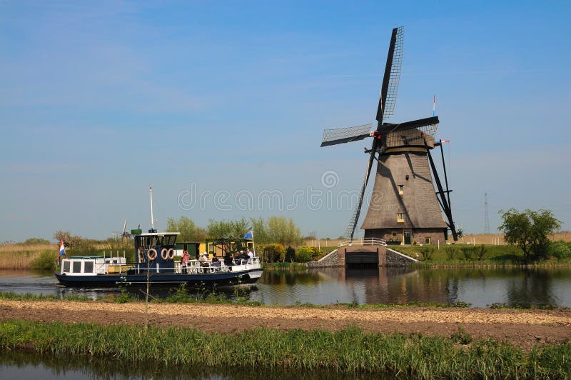 游客们参观了kinderdijk荷兰的旧风车