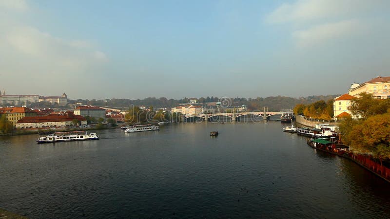 游船在伏尔塔瓦河河的时间间隔在布拉格