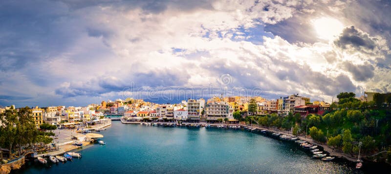 湖Voulismeni在贴水帕帕佐普洛斯,克利特,希腊 图库摄影 湖Voulismeni在贴水帕帕佐普洛斯,克利特,希腊 图库摄影