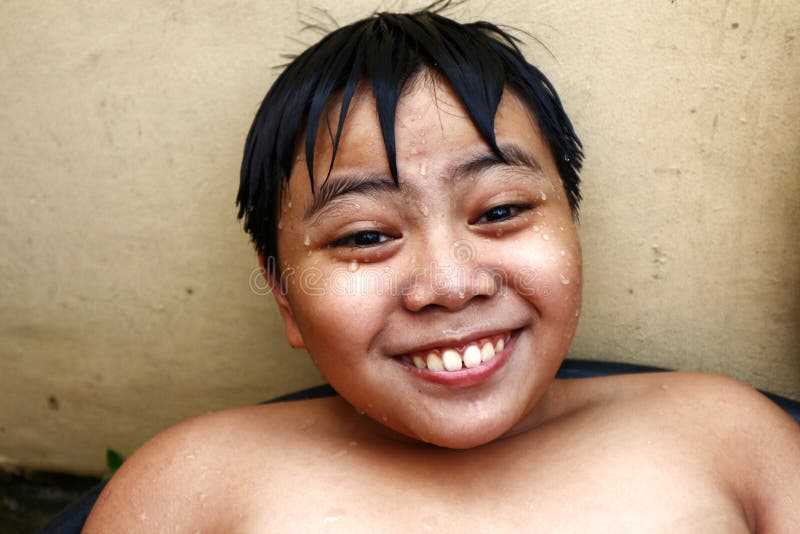湿漉漉的亚洲男孩对着镜头微笑 库存照片 湿漉漉的亚洲男孩对着镜头微笑 库存照片