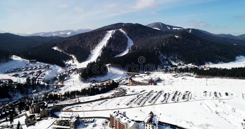 滑雪场的鸟瞰图在喀尔巴阡山脉的在冬天