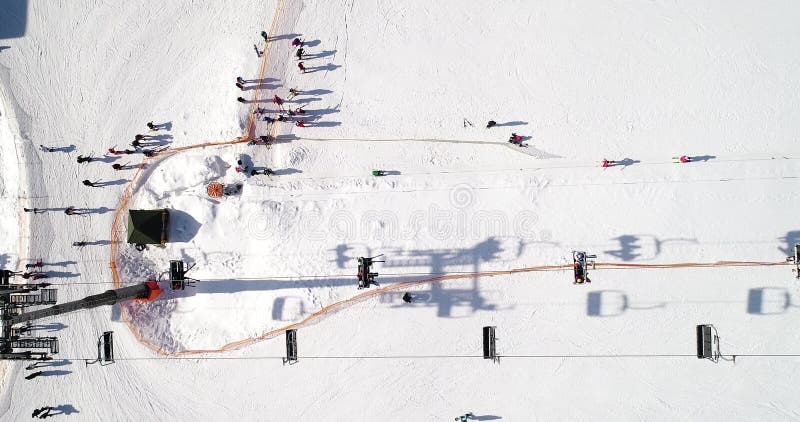 滑雪场的鸟瞰图在山的在冬天