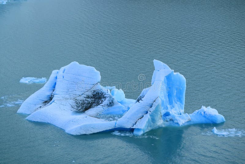 漂浮在湖Argentino,佩里托莫雷诺冰川, Los Glaciares国家公园,埃尔卡拉法特,巴塔哥尼亚,阿根廷的冰山 免版税库存照片 漂浮在湖Argentino,佩里托莫雷诺冰川, Los Glaciares国家公园,埃尔卡拉法特,巴塔哥尼亚,阿根廷的冰山 免版税库存照片