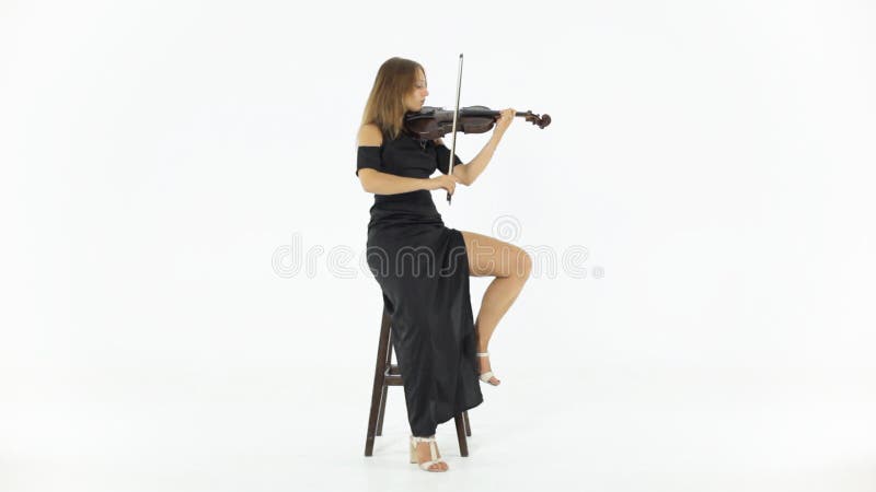 演奏小提琴年轻人的女孩