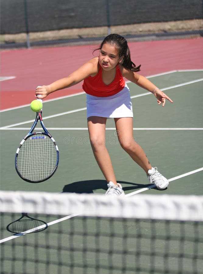 演奏网球年轻人的女孩