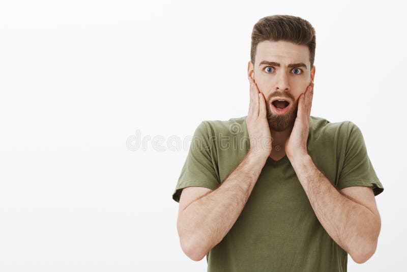 演播室学会可怕的新闻或谣言的被射击震惊人传播握在面颊喘气和下落的办公室手 免版税库存照片 演播室学会可怕的新闻或谣言的被射击震惊人传播握在面颊喘气和下落的办公室手 免版税库存照片