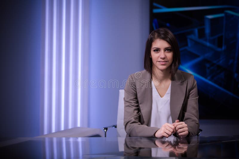 演播室的年轻美丽的深色的电视主持人在活广播期间 编辑的女性电视主任在演播室 免版税库存图片 演播室的年轻美丽的深色的电视主持人在活广播期间 编辑的女性电视主任在演播室 免版税库存图片