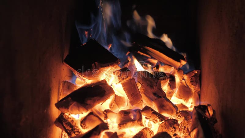 火焰和红色炭烬阿根廷格栅 烤肉的火和格栅准备在餐馆 牛排餐厅，神户牛肉