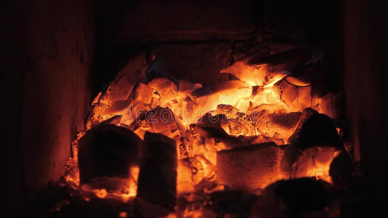 火焰和红色炭烬阿根廷格栅 烤肉的火和格栅准备在餐馆 牛排餐厅，神户牛肉