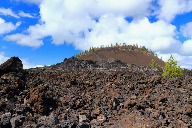 灰火山和火山岩床在纽贝里国家历史文物,俄勒冈 免版税库存图片 灰火山和火山岩床在纽贝里国家历史文物,俄勒冈 免版税库存图片