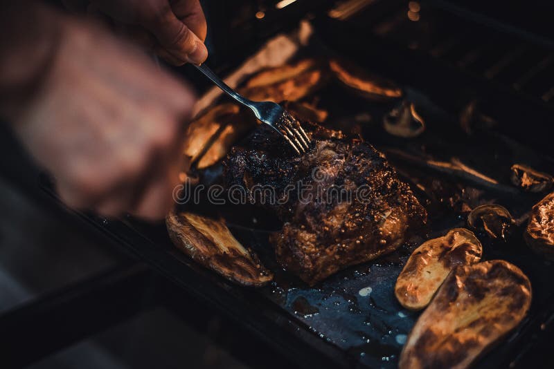 烤盘烤土豆烤肉，男人切肚子 传统乡村美食 烤肥肉 熟食 主页 免版税库存照片