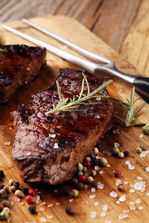 烤肋骨眼睛牛排或臀部的牛排-烘干年迈的Wagyu Entrecote 库存照片 烤肋骨眼睛牛排或臀部的牛排-烘干年迈的Wagyu Entrecote 库存照片