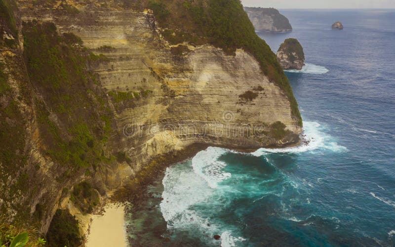 热带海岛海岸线巨大风景看法与岩石峭壁和沙漠天堂海滩的由绿松石海水颜色击中了 免版税图库摄影 热带海岛海岸线巨大风景看法与岩石峭壁和沙漠天堂海滩的由绿松石海水颜色击中了 免版税图库摄影