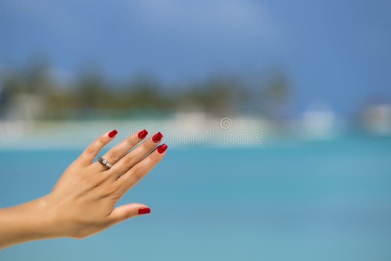 热带海滩女指露订婚戒指的特写 人与人的关系、环在、爱和 库存图片 热带海滩女指露订婚戒指的特写 人与人的关系、环在、爱和 库存图片