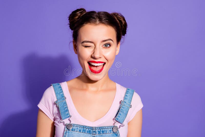照片美丽惊人的关闭她她的两夫人小圆面包开放嘴闪光男孩人快乐的俏丽的红色嘴唇润发油穿戴 库存照片 照片美丽惊人的关闭她她的两夫人小圆面包开放嘴闪光男孩人快乐的俏丽的红色嘴唇润发油穿戴 库存照片