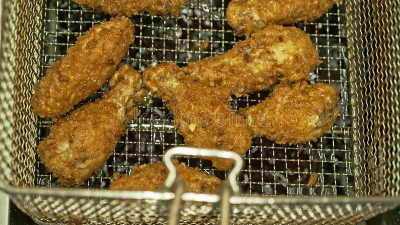 煮油鸡深炸锅 大型油炸锅容器,用于炸食物水牛翅 深餐厅 图库摄影 煮油鸡深炸锅 大型油炸锅容器,用于炸食物水牛翅 深餐厅 图库摄影