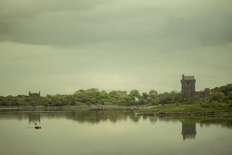 爱尔兰Kinvara的Galway湾Dunguaire城堡 带海湾的美丽风景 免版税库存照片 爱尔兰Kinvara的Galway湾Dunguaire城堡 带海湾的美丽风景 免版税库存照片