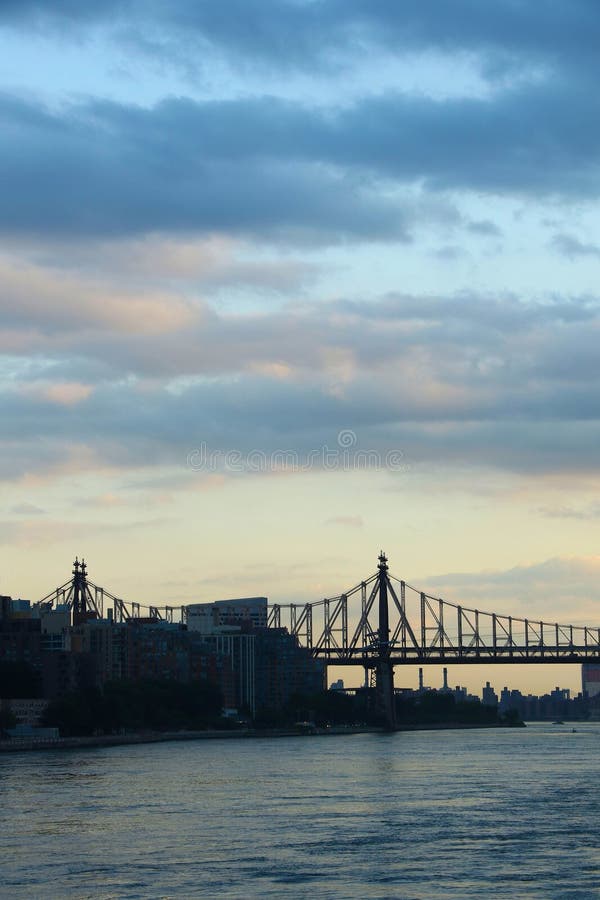 爱德科赫桥梁的看法在East河的与在黄昏的暴风云