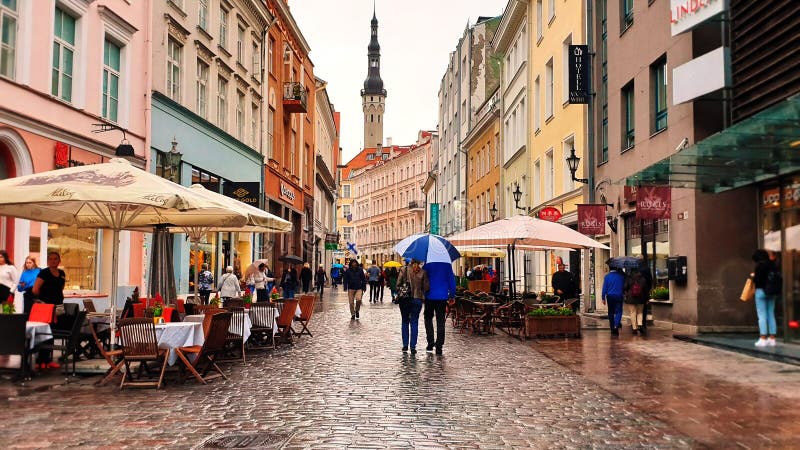爱沙尼亚塔林多雨的老城20,08,2019人带雨伞走路，旅游城市生活方式旅游到波罗的海