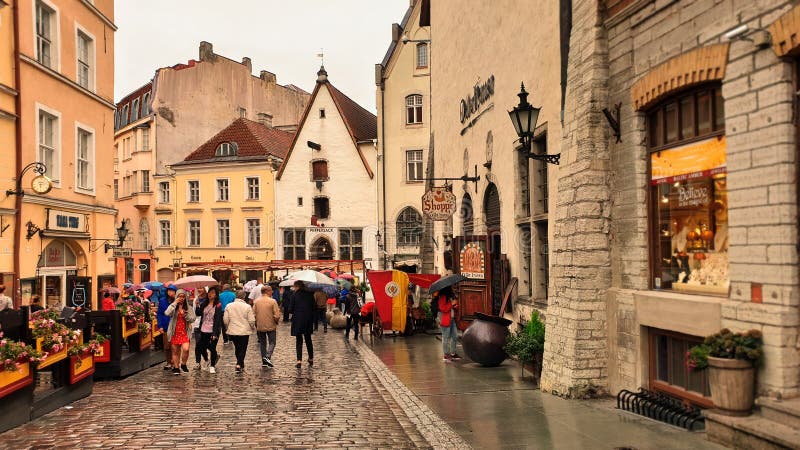 爱沙尼亚塔林多雨的老城20,08,2019人带雨伞走路，旅游城市生活方式旅游到波罗的海