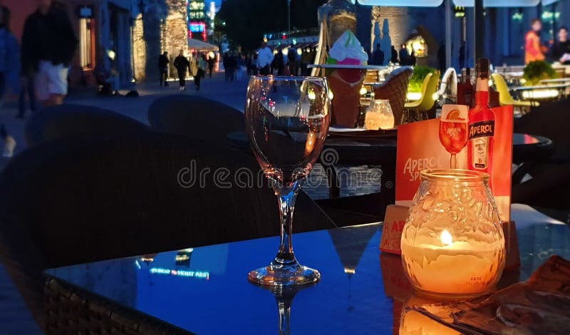 爱沙尼亚塔林老城桌上的葡萄酒20,08,2019杯咖啡和桌上城市生活方式上的葡萄酒