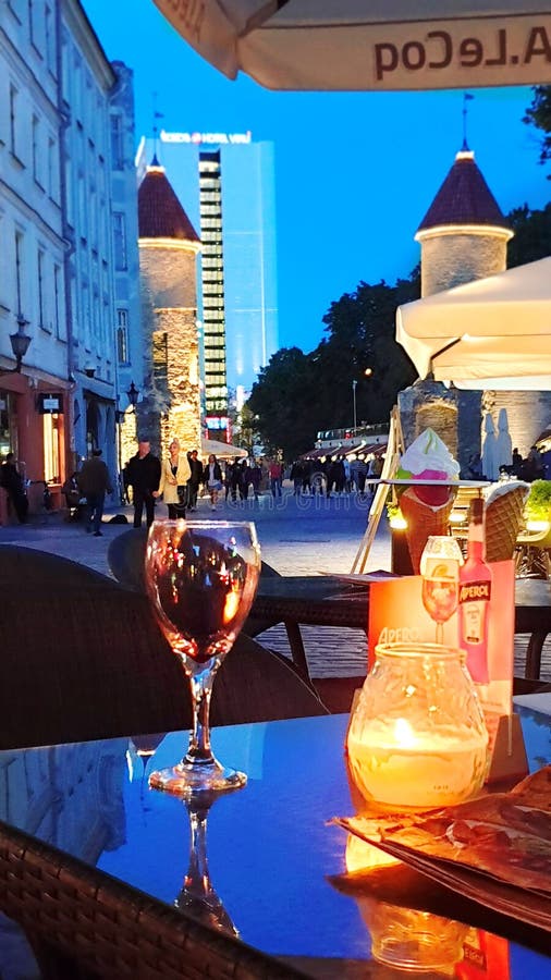 爱沙尼亚塔林酒后老城20,08,2019杯咖啡和酒在桌上城市生活方式旅行