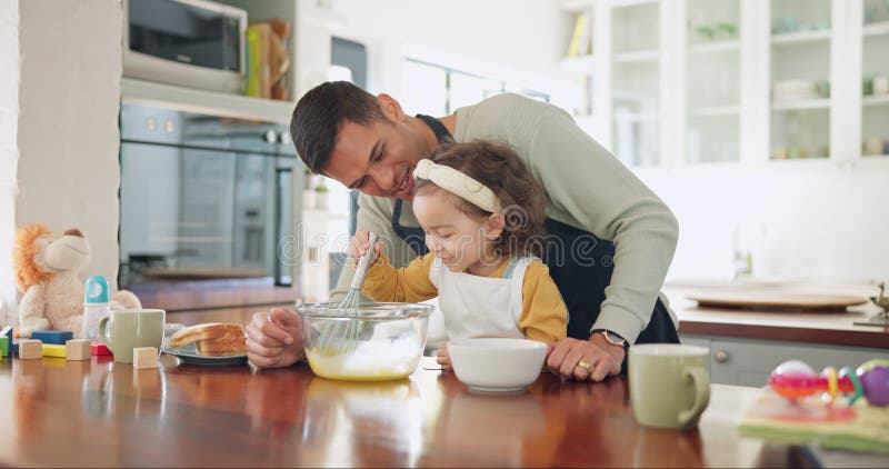 父女，在厨房里烤，在家里教书，吃饭. 爸爸做饭和女孩