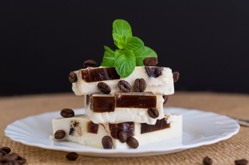 牛奶和咖啡制成的卡布奇诺风味果冻 免版税图库摄影