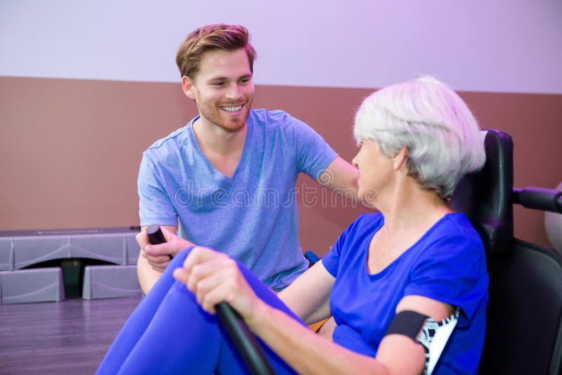 高齢患者进行物理治疗 免版税库存照片
