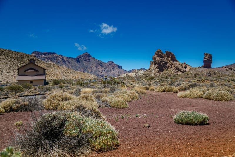 特内里费特德国家公园干旱景观，坚实的岩层，稀疏的植被，晴空万里 免版税库存照片