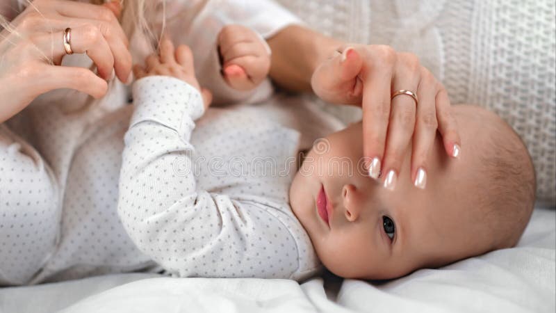 特写妈妈抚摸躺在床上的可爱婴儿头. 用红色相机拍摄，4千 影视素材 - 视频 包括有 母性, 题头: 193643536
