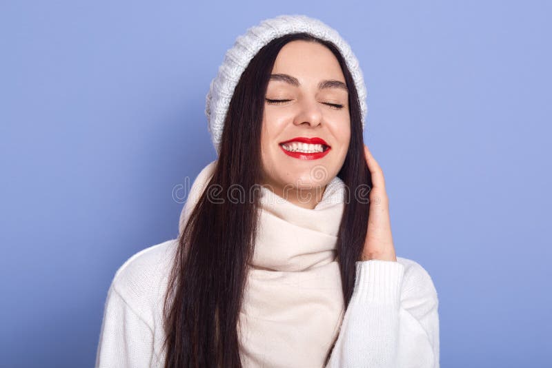 特写工作室图片:欢快、漂亮、可爱的深发美女真诚地微笑、带着迷人的微笑、闭上眼睛、享受 免版税图库摄影 特写工作室图片:欢快、漂亮、可爱的深发美女真诚地微笑、带着迷人的微笑、闭上眼睛、享受 免版税图库摄影