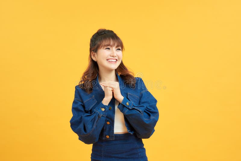 特写照片:兴奋的快乐的快乐的快乐乐观的乐观的年轻女士手牵手看着你孤零零的黄色 免版税库存图片 特写照片:兴奋的快乐的快乐的快乐乐观的乐观的年轻女士手牵手看着你孤零零的黄色 免版税库存图片